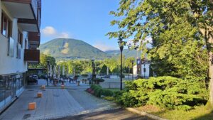 BytyCeladna.cz -náměstí s výhledy u Wellness Lara s kavárnou a potravinami