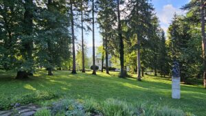 BytyCeladna.cz -historický lázeňský park, v pzadí lázeňský dům Kněhyně